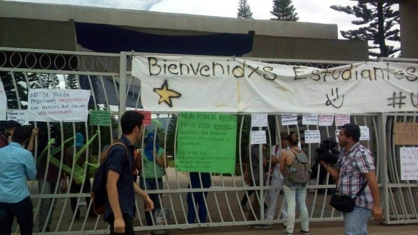 Autoridades entregan la UNAH a estudiantes que realizan toma