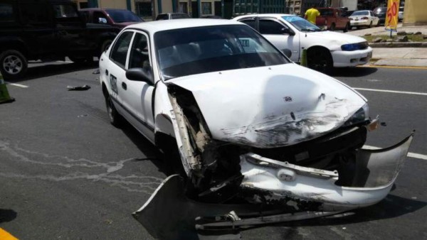 Se salvan tras aparatoso accidente en el barrio Suyapa de San Pedro Sula