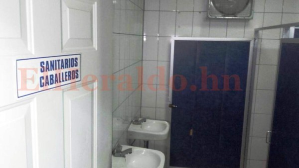 Honduras: Mujer pare en un baño del IHSS y ahoga a su bebé al halar la palanca