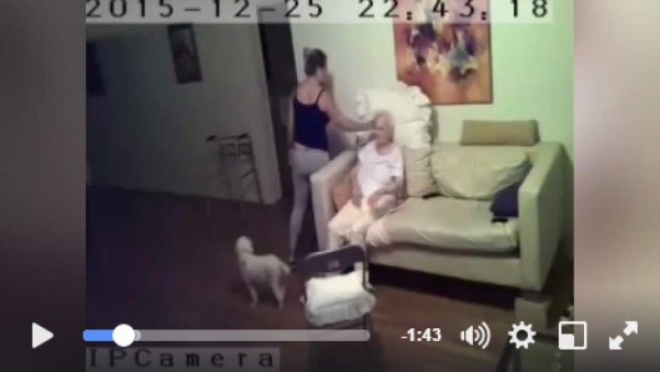 Mujer golpea sin piedad a anciana y provoca varias reacciones en Redes Sociales