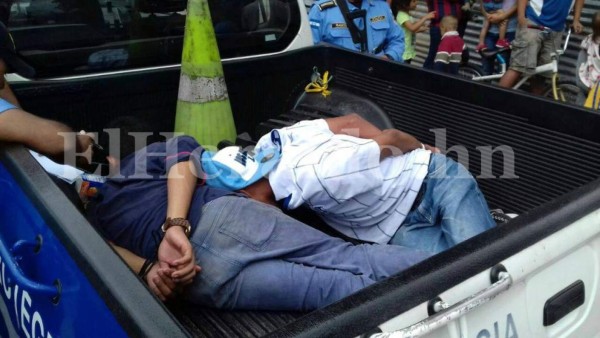 Tras persecución policial caen individuos que llevaban vehículo robado en bulevar FFAA&nbsp;&nbsp;