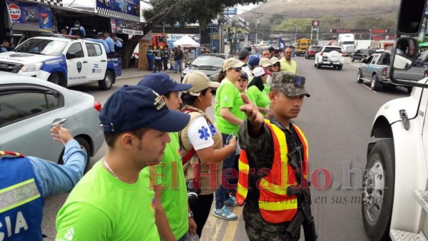 Entregan mini kits de verano en las diferentes salidas de la capital de Honduras