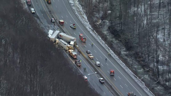 FOTOS: Así fue el espectacular choque entre rastras que dejó cinco muertos en Pennsylvania