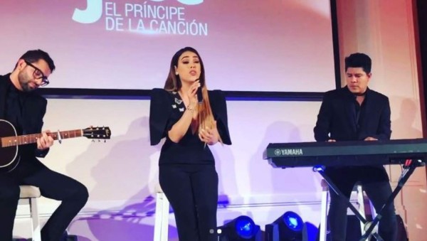 Danna Paola hace arder Instagram con sensual y provocativo escote