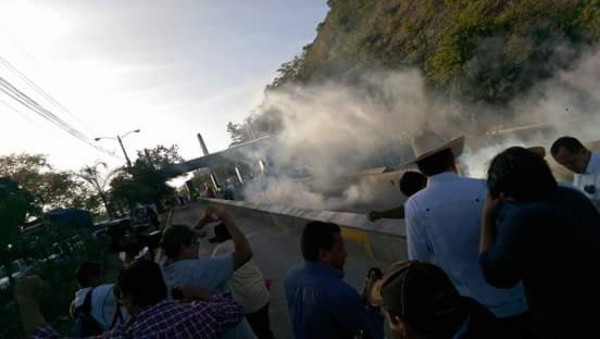 Realizan tomas de peajes en diferentes ejes carreteros de Honduras