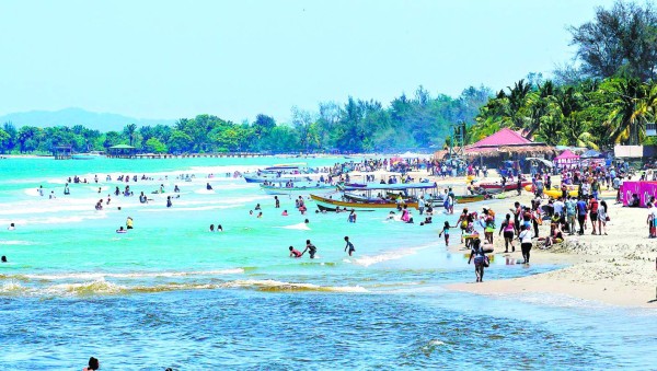 Las sirenas que reciben sol en las playas y balnearios