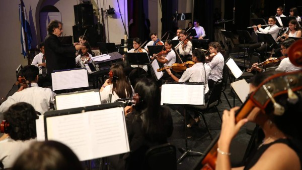 Día nacional de Argentina con los acordes de la Orquesta Filarmónica Nacional de Honduras