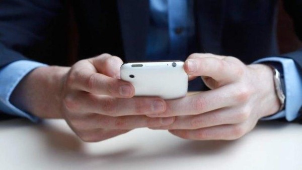 Hombre intentaba matar a su esposa e hija pero un error de dedo lo delató