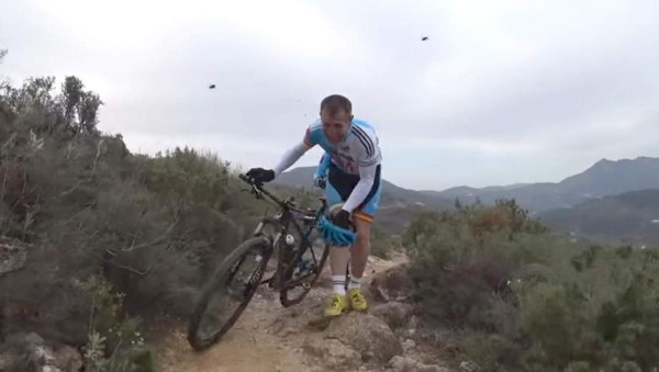 Video muestra ataque de abejas a unos ciclistas