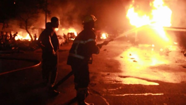 Las dolorosas escenas tras la explosión que ya suma 98 muertos en Sierra Leona