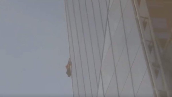 Un hombre escala el rascacielos más alto de Londres