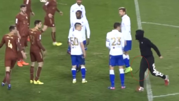 Un intruso encapuchado y armado salta al campo para agredir al árbitro&nbsp;&nbsp;