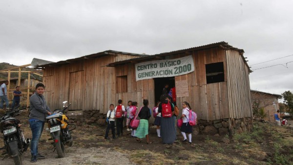 Por falta de aulas, alumnos reciben clases en el patio