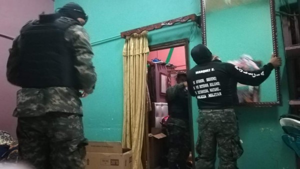 Con perros y pasamontañas, así llegaron agentes a inspeccionar varios centros penitenciarios de Honduras