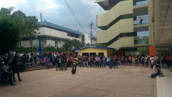 Estudiantes se toman cuatro edificios de la UNAH
