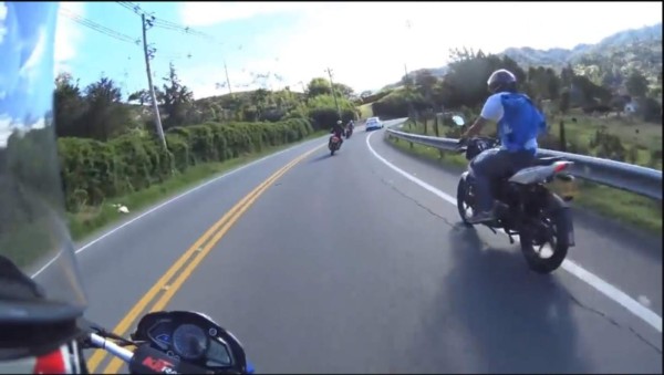 Hombre sufre aparatoso accidente al chocar con su motocicleta en un vehículo