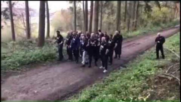 Barras se convocan en un bosque para determinar quién es el más guapo