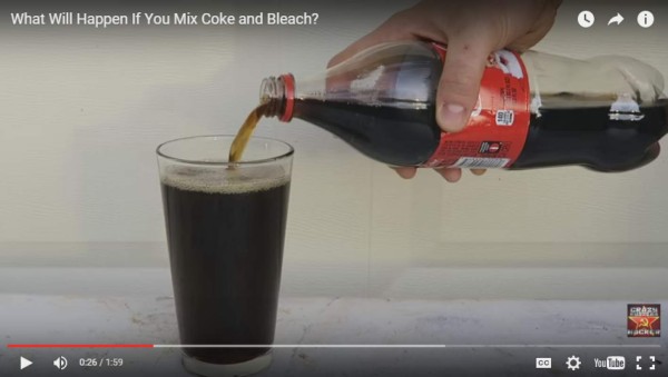 ¿Qué ocurre si se mezcla lejía y Coca-Cola?