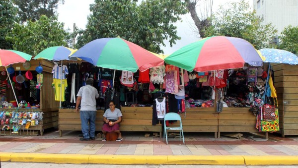 Con puestos de madera buscan recuperar espacios de Comayagüela
