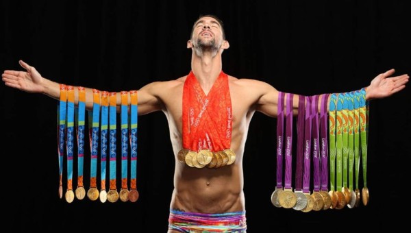 Las alucinantes fotos de Michael Phelps con todas sus medallas para Sports Illustrated
