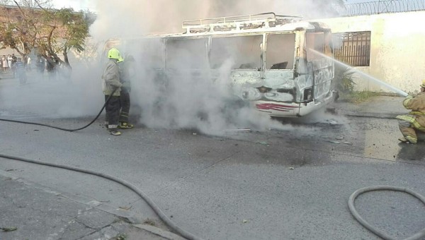 Incendian bus rapidito en el barrio Barandillas de San Pedro Sula, zona norte de Honduras