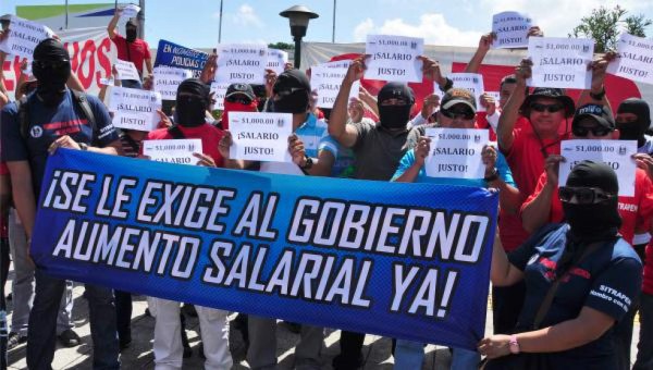 Policías salvadoreños marchan para exigir pago de bono por enfrentar a delincuencia&nbsp; &nbsp;&nbsp;