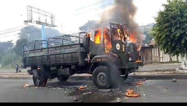 Las impactantes imágenes de la quema del camión del ejército por manifestantes en Honduras