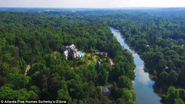 Pastor compra mansión por 'mandato de Dios'