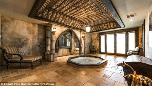 Pastor compra mansión por 'mandato de Dios'