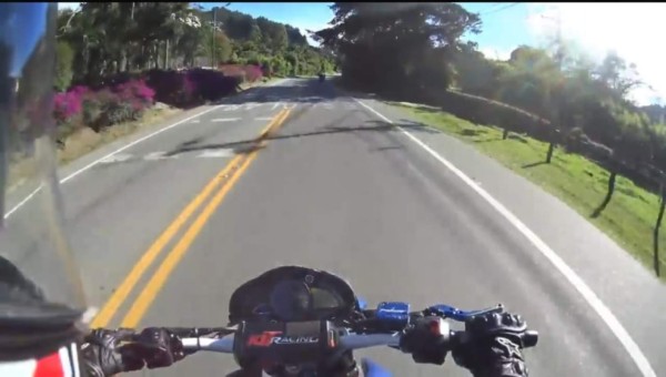 Hombre sufre aparatoso accidente al chocar con su motocicleta en un vehículo