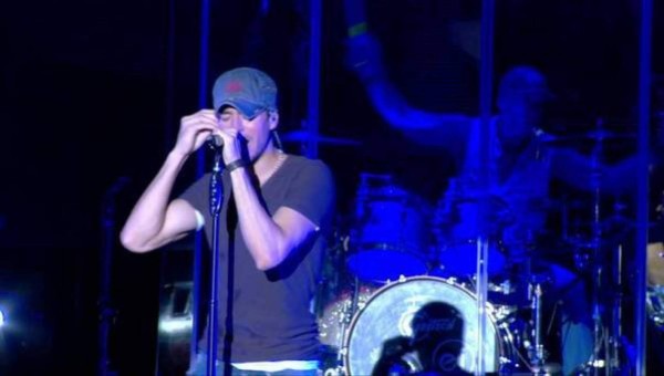 Enrique Iglesias 'destroza' el clásico 'La chica de ayer'