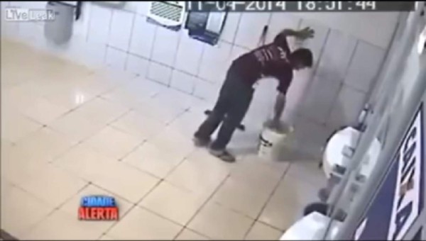 Pareja de delincuentes golpea brutalmente a un joven mientras trabajaba