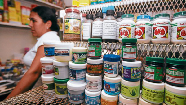 Demanda de medicamentos se suple en puestos, calles y buses