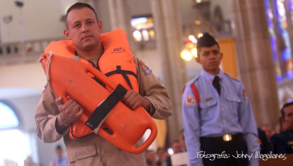 Bomberos rinden honor a la Virgen de Suyapa