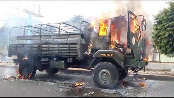 Las impactantes imágenes de la quema del camión del ejército por manifestantes en Honduras