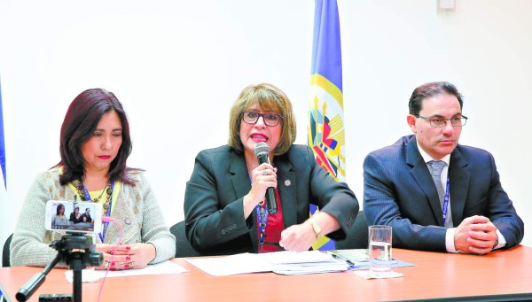 Con el dinero desviado por el despacho de la ex primera dama de Honduras, Rosa Elena de Lobo, se pagaron colegiaturas y cirugías