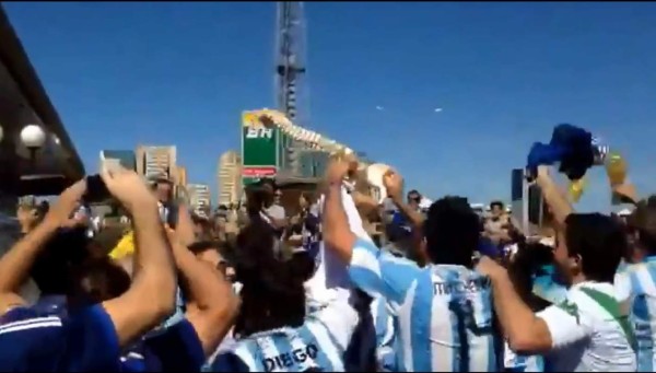 VIDEO: Argentinos se burlan de la lesión de Neymar