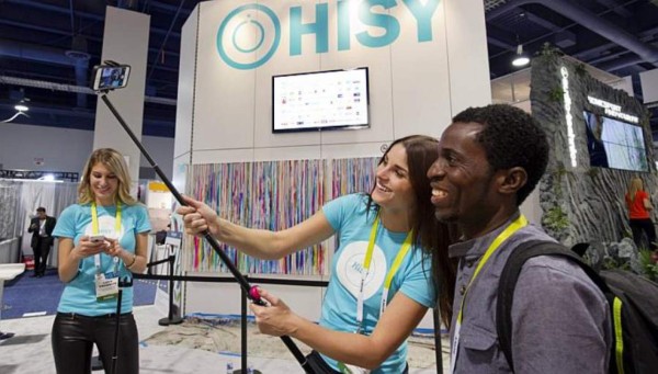 El brazo extensible para 'selfi', un éxito inesperado en el salón de la tecnología