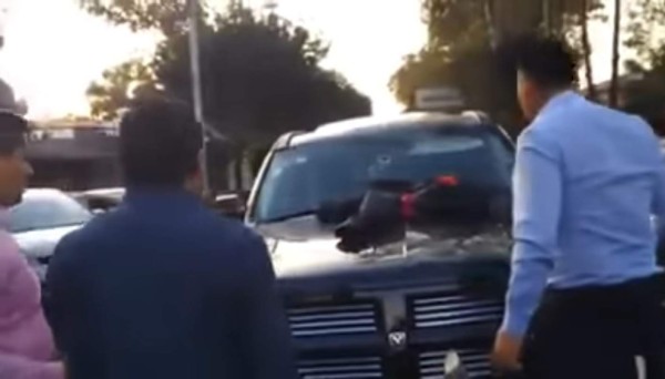 Hombre sorprende a su esposa con amante en su camioneta