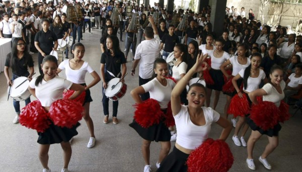 Desfile y música de marimba en el 138 aniversario del Instituto Central