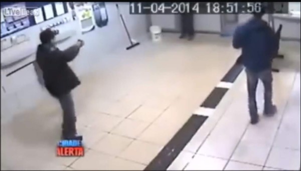 Pareja de delincuentes golpea brutalmente a un joven mientras trabajaba