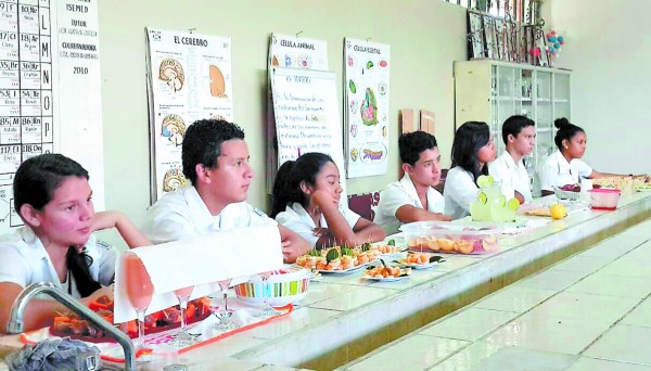 Alumnos becan a compañeros de bajos ingresos