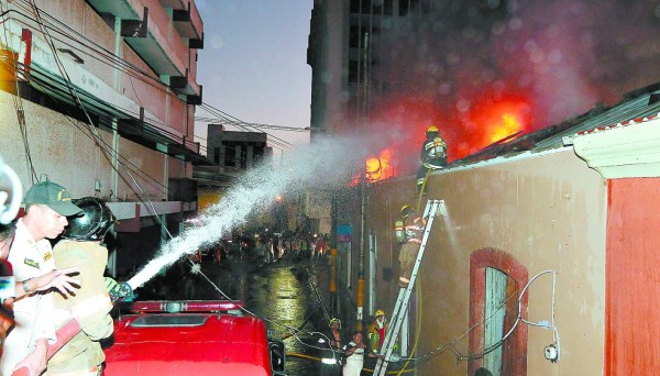 Incendio arrasa con locales en el centro histórico de Tegucigalpa, Honduras