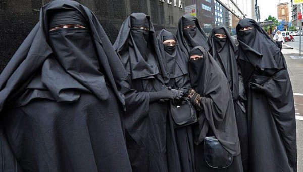 ¿Qué tienen permitido y prohibido vestir las mujeres y hombres en Afganistán?