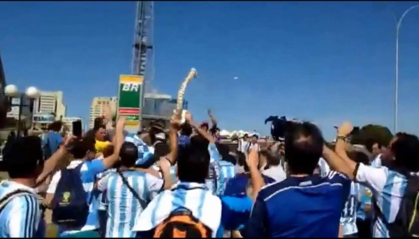 VIDEO: Argentinos se burlan de la lesión de Neymar
