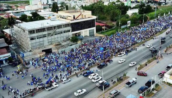 Nacionalistas marchan a favor de Juan Orlando Hernández bajo la consigna 'Victoria Total'