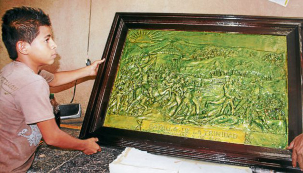 Con artesanías combaten la pobreza en El Paraíso