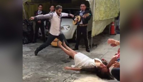 Mujer se desmaya luego que su novio le propusiera matrimonio