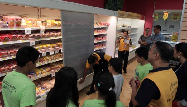 Paiz les da una ayudadita a escuelas amigables