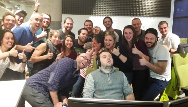 Un hombre se duerme en su trabajo y la red acaba con él de forma épica